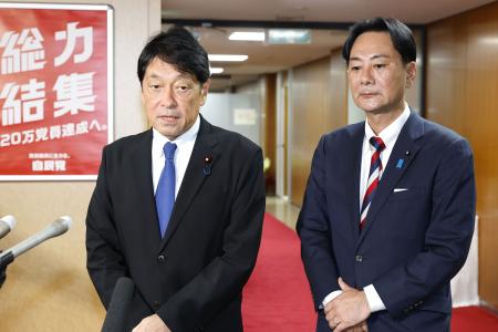 自民党の古屋選対委員長と面会後、取材に応じる宮城県連の小野寺五典会長(左)と佐々木幸士県議=31日午後、東京・永田町の党本部