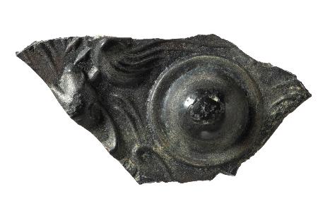 富雄丸山古墳で出土した斜縁神獣鏡の破片(奈良市教育委員会提供)