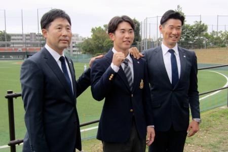 西武からドラフト1位で指名され、写真に納まる明大の小島(中央)。右は西武の広池浩司球団本部長=31日、東京都府中市