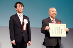 　全日本スキー連盟の創立１００周年記念式典に出席した原田雅彦会長。右は猪谷千春さん＝３１日、東京都港区