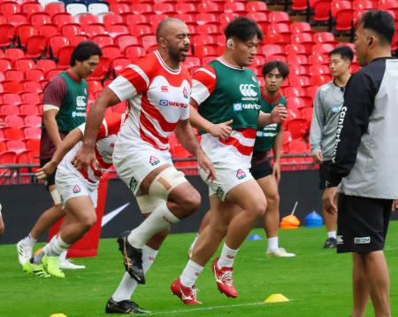 南アフリカ戦を控え、調整するラグビー日本代表のリーチ(手前左)ら=ロンドン(共同)