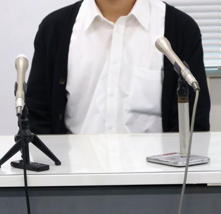 第三者委員会の調査結果公表を受け、記者会見する被害を受けた男性=31日午後、熊本県庁