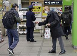 　名鉄上小田井駅で情報提供を呼びかける高羽奈美子さんの夫悟さん（右）＝２月、名古屋市