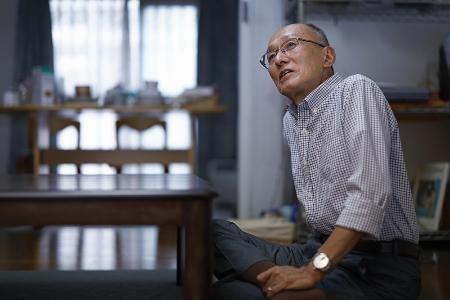 　昨年１１月、取材に応じる高羽悟さん＝名古屋市