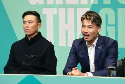 　取材に応じる山田章仁（右）と沢木敬介氏＝３１日、ロンドン（共同）