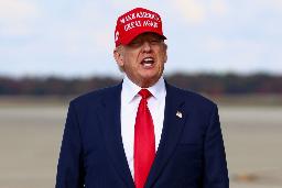 　「米国を再び偉大に」のロゴが入った帽子をかぶるトランプ大統領＝１０月３０日、ワシントン郊外のアンドルーズ空軍基地（ロイター＝共同）