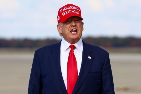 「米国を再び偉大に」のロゴが入った帽子をかぶるトランプ大統領=10月30日、ワシントン郊外のアンドルーズ空軍基地(ロイター=共同)