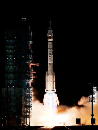 有人宇宙船「神舟21号」を載せ、打ち上げられたロケット「長征2号F遥21」=31日、中国・酒泉衛星発射センター(共同)