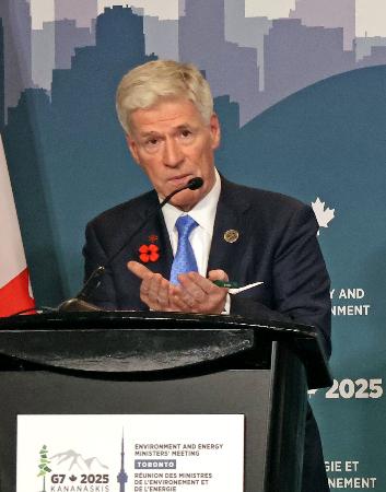 記者会見するカナダのホジソン・エネルギー・天然資源相=10月31日、カナダ・トロント(共同)