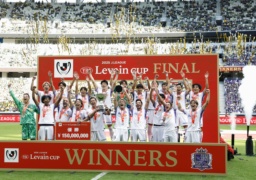 　柏を破り３大会ぶり２度目の優勝を果たし、喜ぶ広島の選手たち＝国立競技場