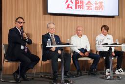 　「ジャパンモビリティショー」のトークショーに登壇した日本自動車会議所の豊田章男会長（左端）、歌手の近藤真彦さん（右端）ら＝１日午前、東京都内