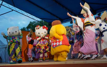「徳島おどりフェスタ」に登場した、ハローキティなどのサンリオキャラクター=1日午後、徳島市