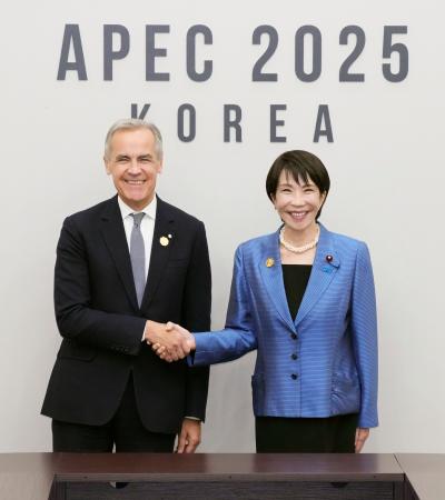 会談前にカナダのカーニー首相(左)と握手する高市首相=1日、韓国・慶州(共同)