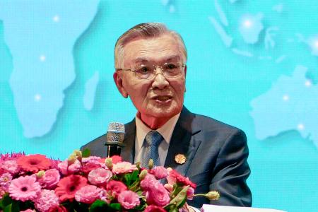 韓国・慶州で記者会見する台湾の林信義・元行政院副院長=1日(共同)