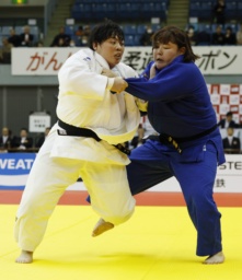 　女子７８キロ超級決勝　冨田若春（右）を攻める素根輝。復帰戦で初優勝＝千葉ポートアリーナ