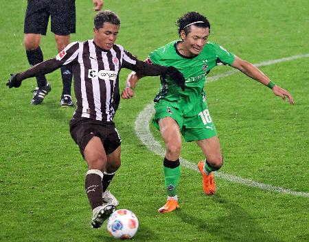 　ザンクトパウリの藤田（左）と競り合うボルシアＭＧの町野＝ハンブルク（共同）