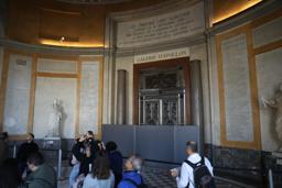 　窃盗被害を受け、一部が閉鎖されたままのルーブル美術館＝１０月３０日、パリ（ゲッティ＝共同）