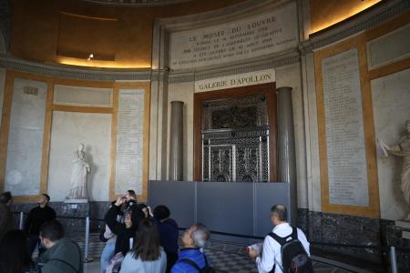 　窃盗被害を受け、一部が閉鎖されたままのルーブル美術館＝１０月３０日、パリ（ゲッティ＝共同）