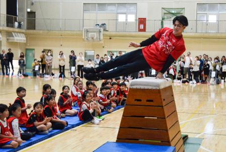 　母校の千葉・市船橋高で体操教室に参加し、跳び箱の上であん馬の旋回を披露する橋本大輝＝２日