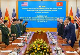 　２日、ベトナム・ハノイで会談するファン・バン・ザン国防相（左端）とヘグセス米国防長官（右端）（共同）