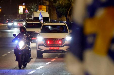 　パレスチナのイスラム組織ハマスから引き渡された人質の遺体を載せたとみられる車列＝２日、イスラエル中部テルアビブ（共同）