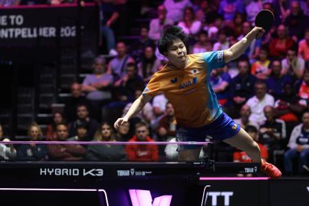 　卓球のチャンピオンズ・モンペリエの男子シングルス準決勝で韓国選手と対戦する松島輝空＝２日、モンペリエ（ゲッティ＝共同）