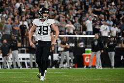 　レイダーズ戦でＦＧを決めたジャガーズのキャム・リトル＝２日、ラスベガス（ＡＰ＝共同）