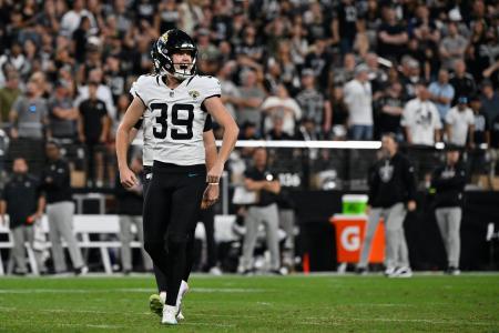 　レイダーズ戦でＦＧを決めたジャガーズのキャム・リトル＝２日、ラスベガス（ＡＰ＝共同）