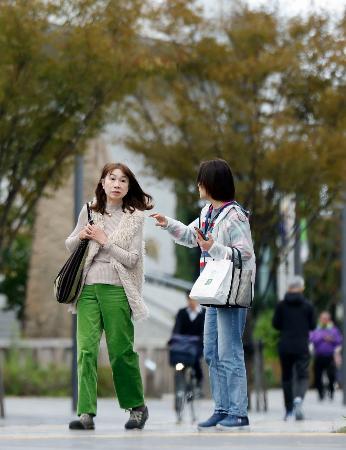 　「木枯らし１号」が吹いた大阪市内を歩く人たち＝３日午後