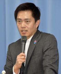 　大阪府庁で記者団の取材に応じる日本維新の会の吉村洋文代表＝１０月