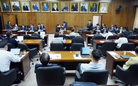 　選択的夫婦別姓制度を導入する民法改正案などを審議した衆院法務委＝６月