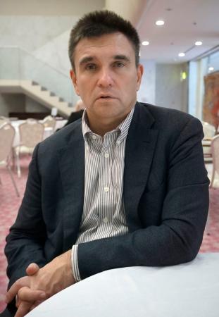 　インタビューに答えるウクライナのパブロ・クリムキン元外相