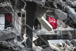 　イスラエル軍による停戦後の攻撃でがれきと化した建物の中で暮らすパレスチナ人家族＝３日、ガザ北部ガザ市（ゲッティ＝共同）