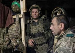 　ウクライナ東部ドネツク州ポクロウシク近郊の塹壕（ざんごう）で、休息を取るウクライナ軍の兵士たち＝１０月１５日（ロイター＝共同）