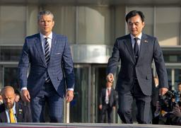 　米韓定例安保協議を前に開かれた歓迎式典に出席したヘグセス米国防長官（左）と韓国の安圭伯国防相＝４日、ソウルの国防省（代表撮影・共同）