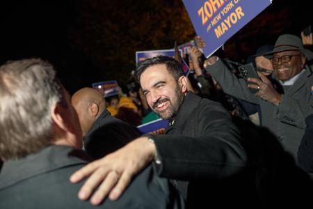 　ニューヨーク市長選のマムダニ候補（中央）＝３日、ニューヨーク（ゲッティ＝共同）