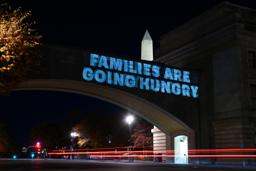 　食糧支援の遅れに対して「家族が飢える」と訴える電光板＝３日、ワシントン（ＡＰ＝共同）