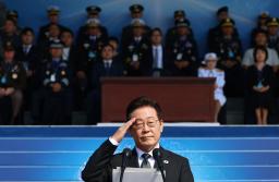 　「国軍の日」の式典で敬礼する韓国の李在明大統領＝１０月１日、韓国中部忠清南道（聯合＝共同）