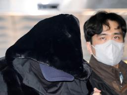 　５日、逮捕状審査のためソウル中央地裁に出頭した男（左）＝ソウル（聯合＝共同）