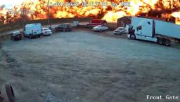 　貨物機が墜落、燃え上がる炎と煙。ソーシャルメディアの動画から＝４日、米ケンタッキー州ルイビル（Ｋｅｎｔｕｃｋｙ　Ｔｒｕｃｋ　Ｐａｒｔｓ　＆　Ｓｅｒｖｉｃｅ提供、ロイター＝共同）