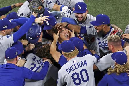 　米大リーグ、ブルージェイズとのワールドシリーズ第７戦を制して２連覇を達成し、チームメートと喜ぶドジャースの山本由伸（中央）＝２日、トロント（ゲッティ＝共同）