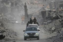 　ガザ北部ガザ市で人質の遺体を探すイスラム組織ハマスの戦闘員ら＝５日（ＡＰ＝共同）