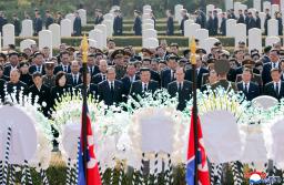 　死去した金永南前最高人民会議常任委員長の国葬に参列する北朝鮮の金正恩朝鮮労働党総書記（前列左から６人目）＝５日、平壌（朝鮮中央通信＝共同）