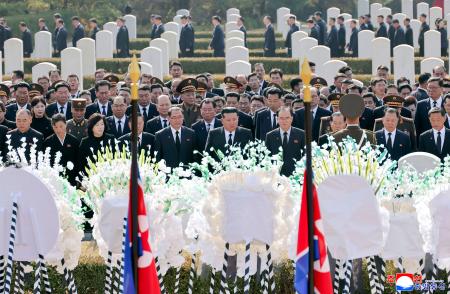 　死去した金永南前最高人民会議常任委員長の国葬に参列する北朝鮮の金正恩朝鮮労働党総書記（前列左から６人目）＝５日、平壌（朝鮮中央通信＝共同）