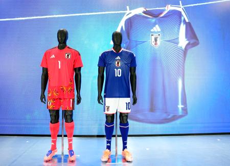 　お披露目されたサッカー日本代表が２０２６年Ｗ杯北中米３カ国大会で着用する新ユニホーム＝６日、東京都内