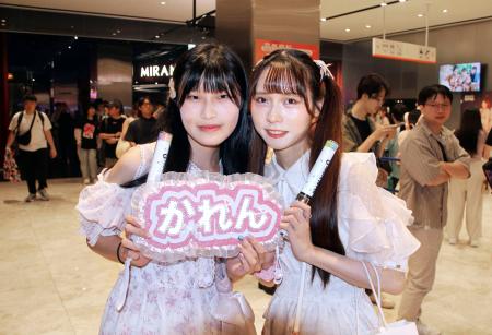 　「ＦＲＵＩＴＳ　ＺＩＰＰＥＲ」ファンの台湾の大学生２人組＝１０月、台北郊外（ＮＮＡ＝共同）