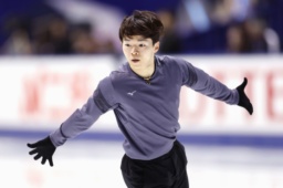 　公式練習で調整する鍵山優真＝東和薬品ラクタブドーム