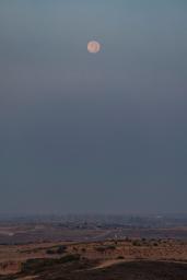 　パレスチナ自治区ガザ北部の上空で観測された「スーパームーン」＝６日、イスラエル南部スデロトから撮影（共同）