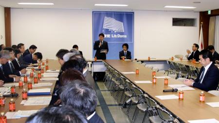 　医療・介護分野の支援策について議論する自民党の厚労部会＝６日午後、東京・永田町の党本部