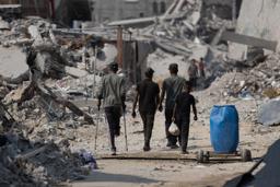 　パレスチナ自治区ガザで、厳しい状況の中で生きる人々＝６日（ゲッティ＝共同）